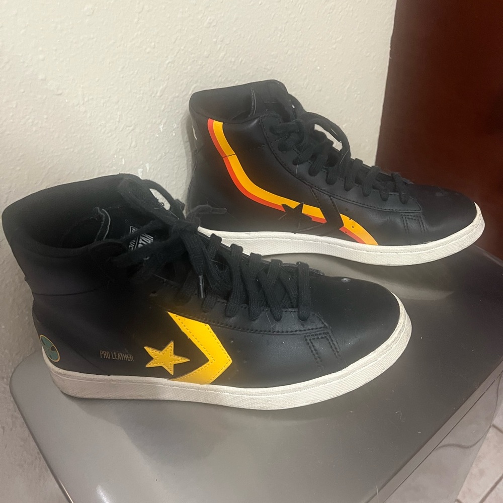 Converse kid size 6 high top tennis